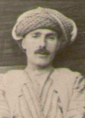 Archiefportret van Ahmed Barzani met een tulband met patroon, snor en traditionele jas