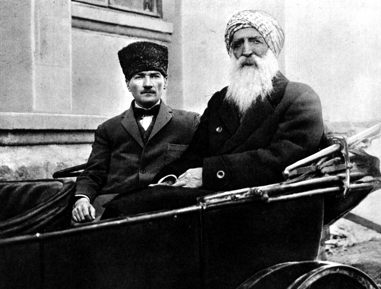 Diyap Ağa, turban à motifs et longue barbe blanche, assis à droite de Mustafa Kemal dans une voiture découverte