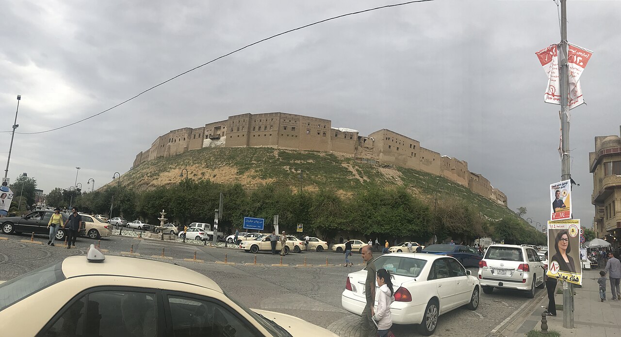 De citadel van Erbil boven de omliggende straten en gebouwen, gefotografeerd in 2018