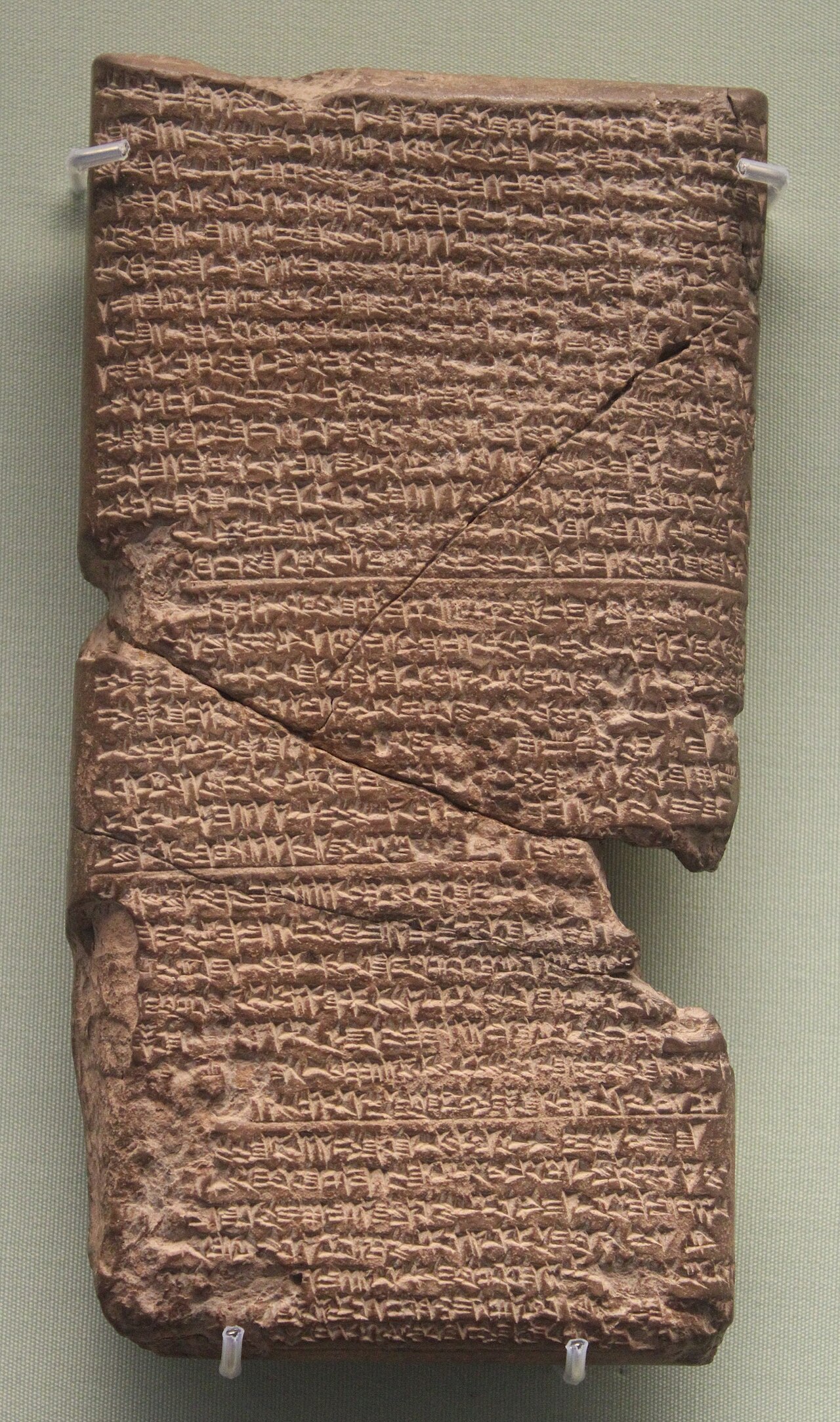 Tablette d’argile de la Chronique de la chute de Ninive, couverte de cunéiforme, avec fractures réunies et lacune sur le bord droit