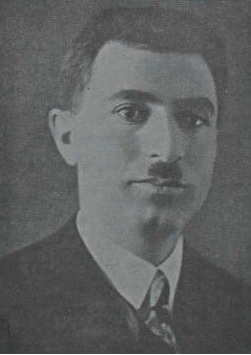 Portrait noir et blanc du jeune Rashid Yasemi aux cheveux courts, petite moustache, veste sombre et cravate à motifs