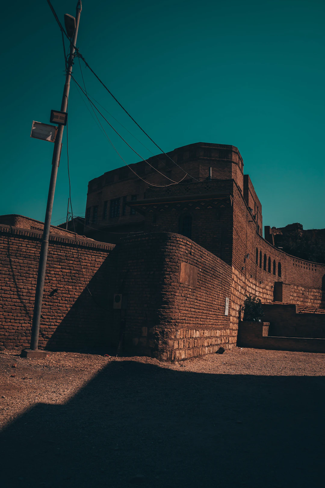وێنەی سەرەکی بۆ وتاری «هونەر و ئەدەبی کوردی بە درێژایی مێژوو: گەشتێک بە کولتوورە دەوڵەمەندەکەی کوردستاندا».
