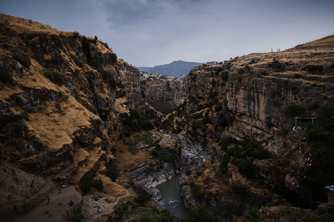 وێنەی سەرەکی بۆ وتاری «کردنەوەی تانوپۆ: پەیوەندییە مێژووییەکانی نێوان کورد و دراوسێکانیان».